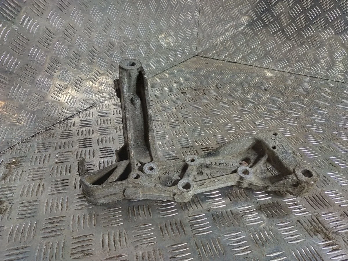 Кронштейн рычага передний правый Volkswagen Touran