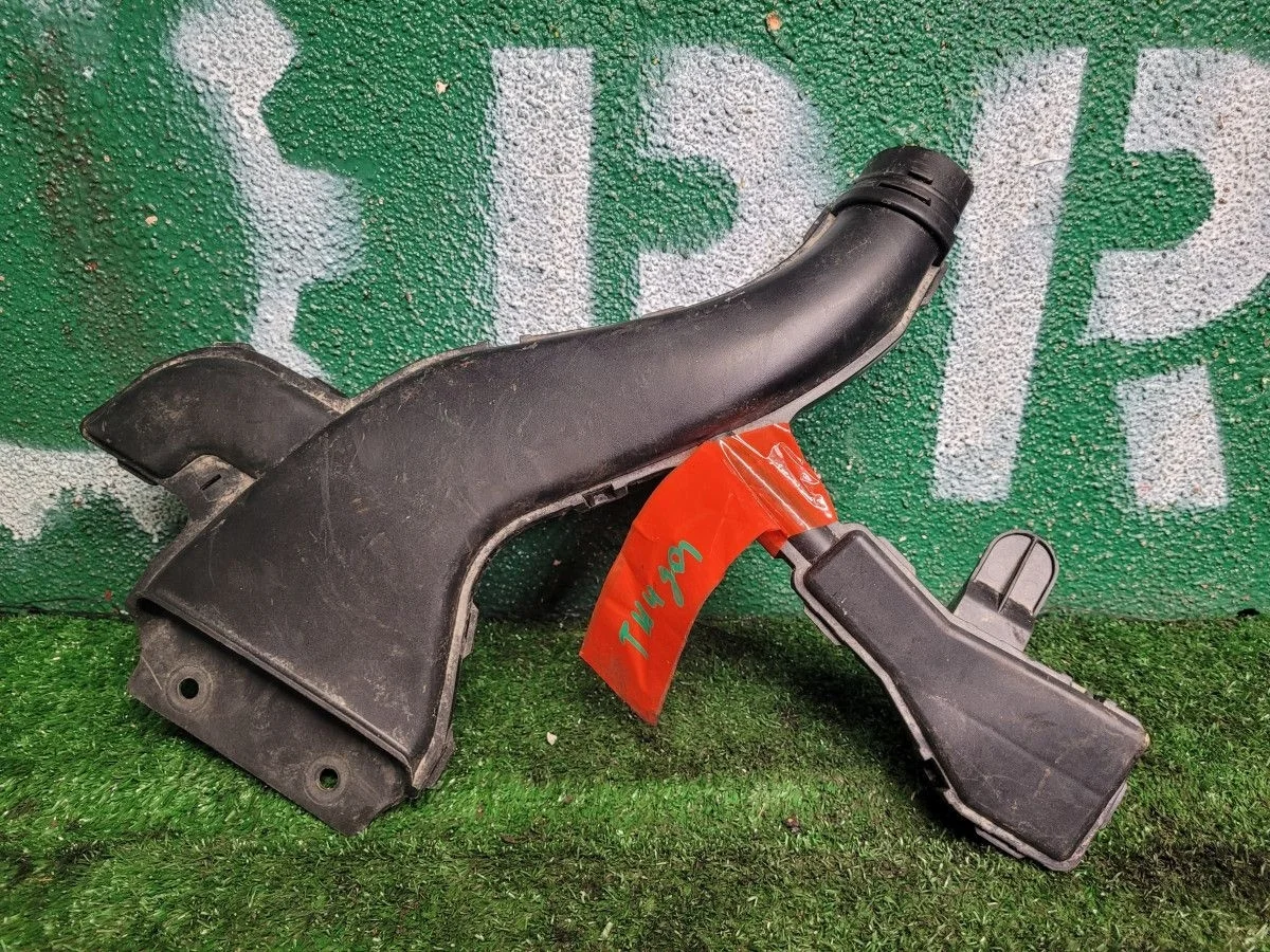 Воздухозаборник на Nissan Tiida C11