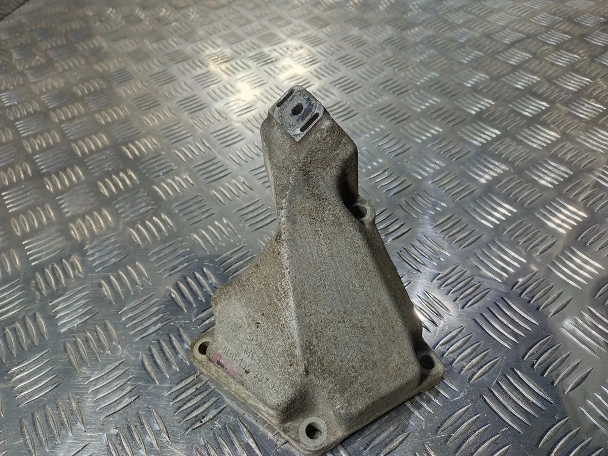 Кронштейн двигателя левый Audi A6 C5