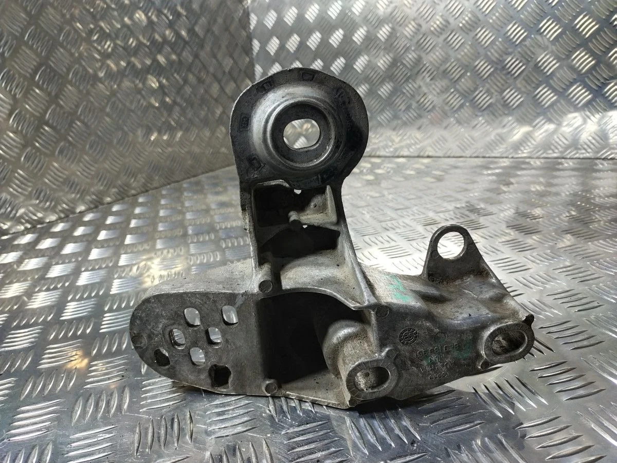 Кронштейн левый  подушки двигателя Audi A4 (B7)