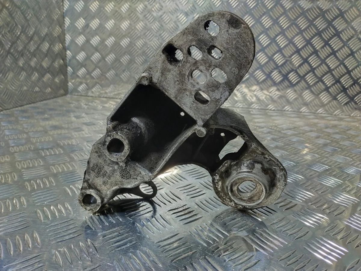 Кронштейн опоры двигателя Audi A4 левый