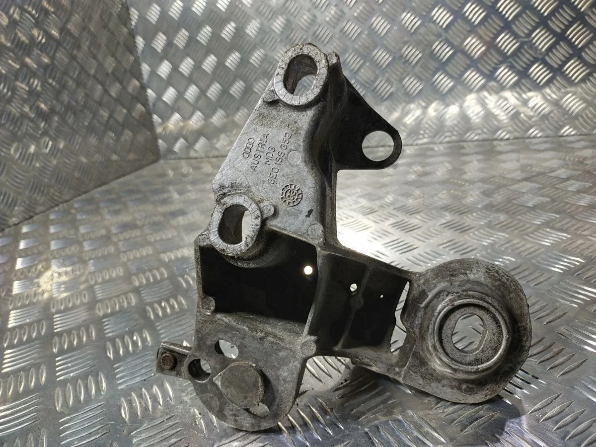 Кронштейн опоры двигателя правый Audi A4 B6