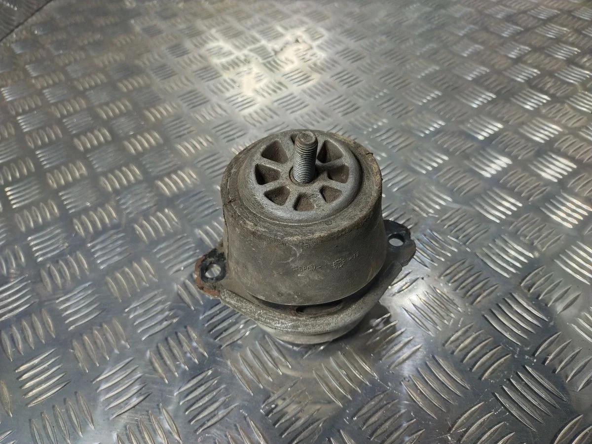 Подушка двигателя левая Volkswagen Touareg