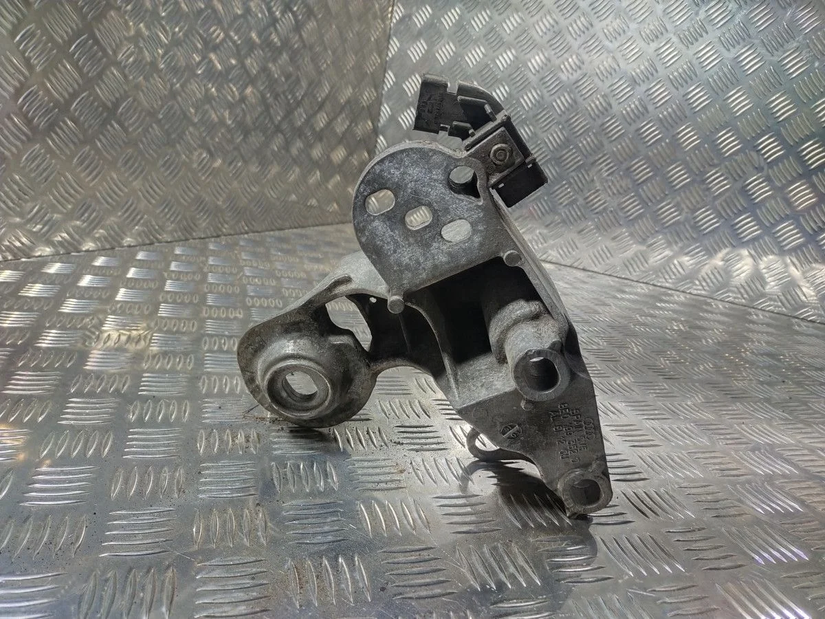 Кронштейн двигателя правый передний Audi A6 (C5)