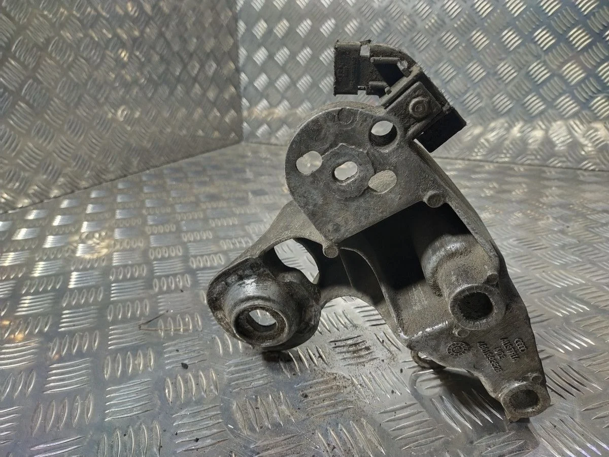 Кронштейн двигателя передний п. Volkswagen Passat