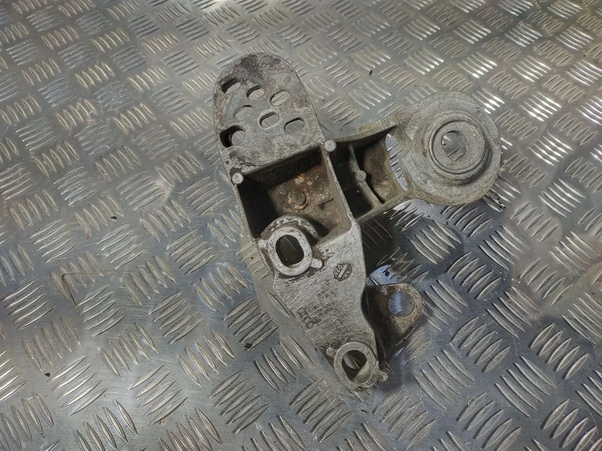 Кронштейн двигателя левый Audi A6 C5