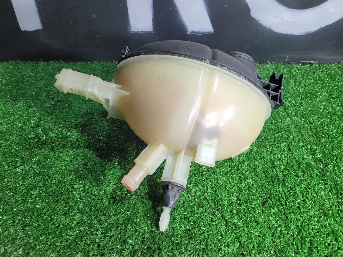 Бачок расширительный на Mercedes W204