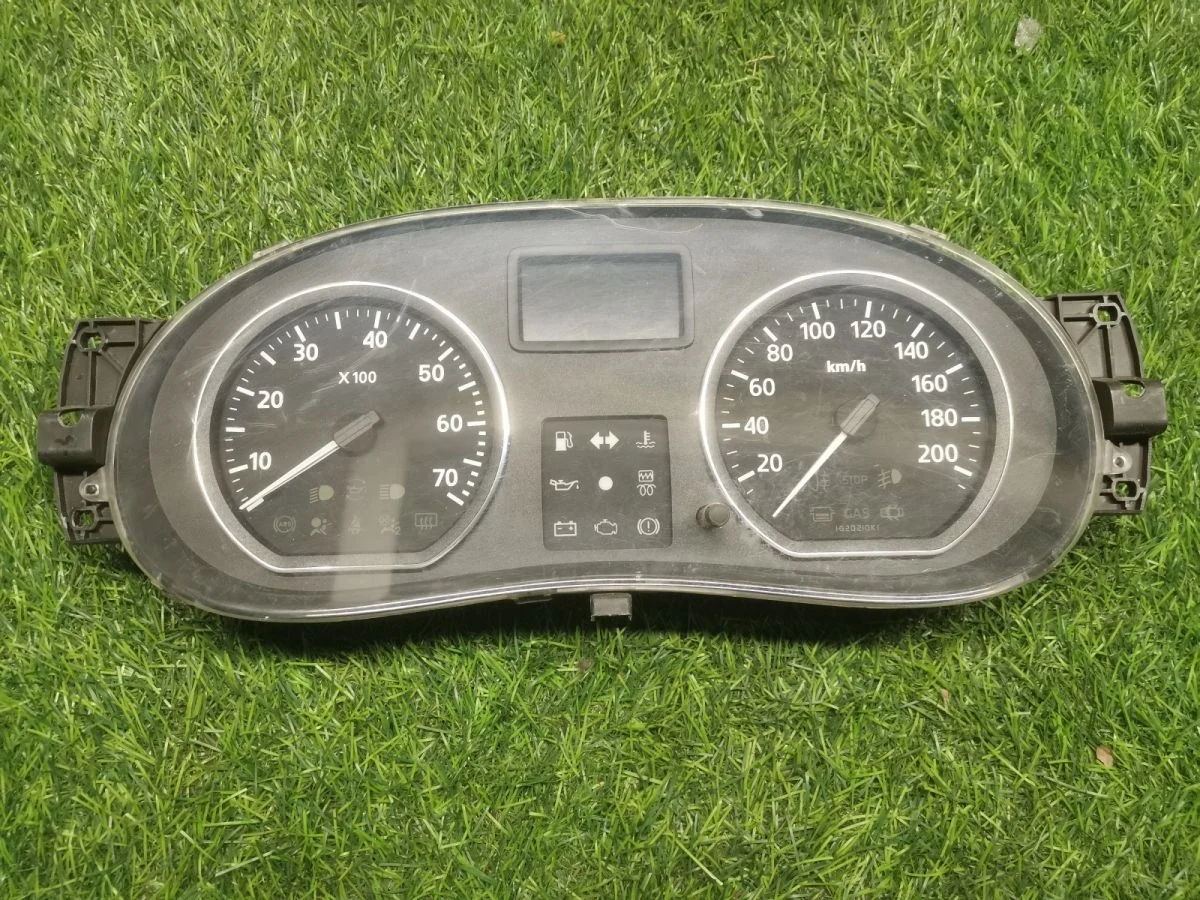 Панель приборов Renault Logan