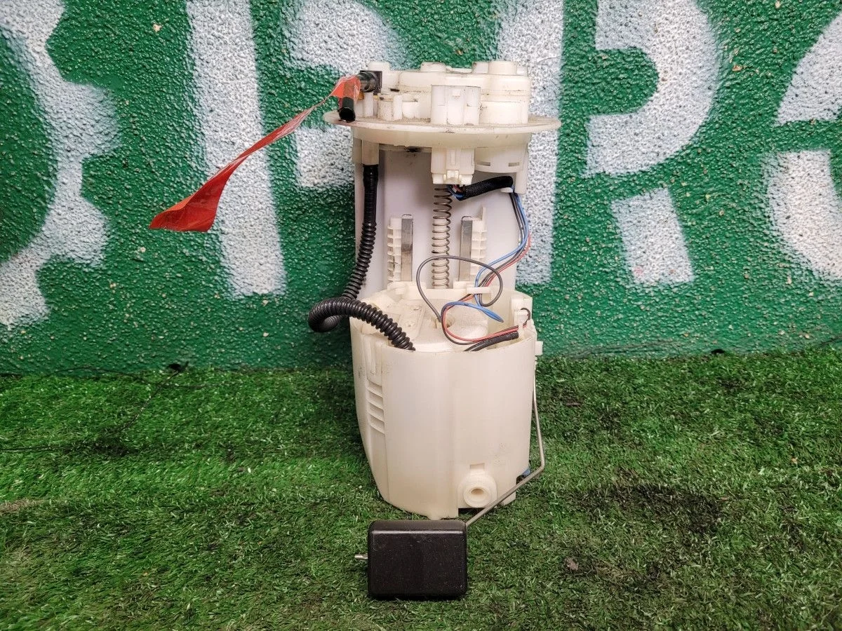 Насос топливный Denso на Toyota Auris 150