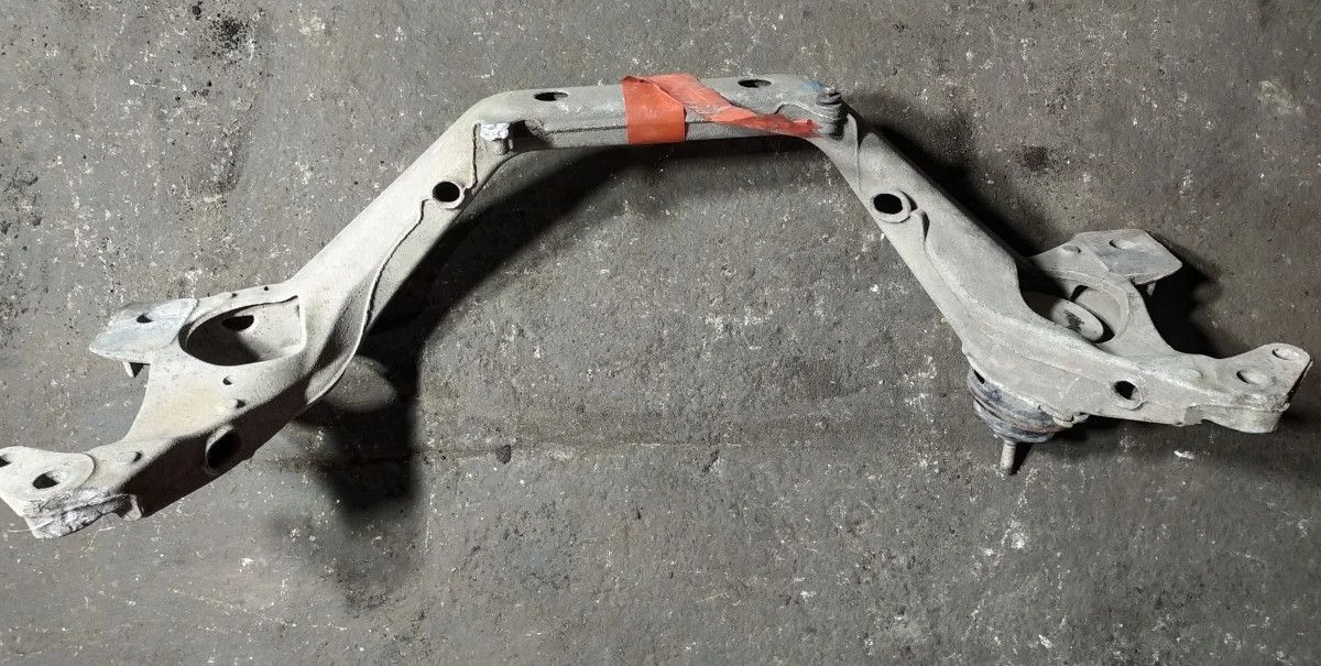 Балка передняя поперечная Volkswagen Touareg