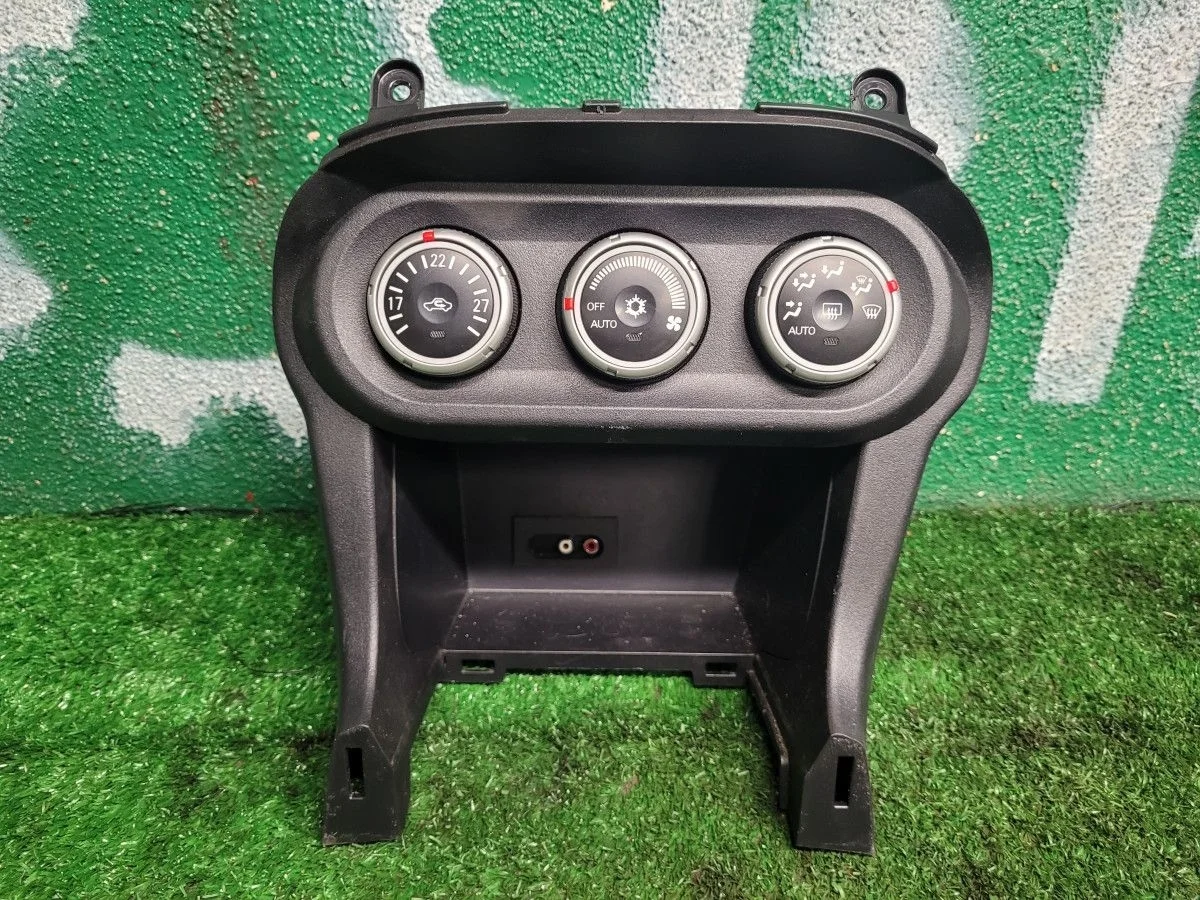 Блок управления климатом на Mitsubishi Lancer 10