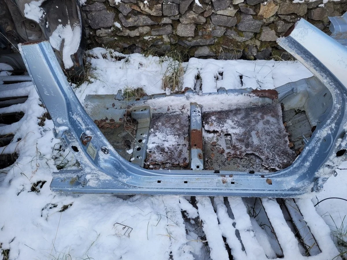 Порог правый и стойка на Primera P12 1.6 2004