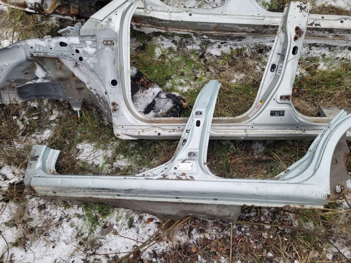 Порог левый со стойкой на Nissan Almera B10