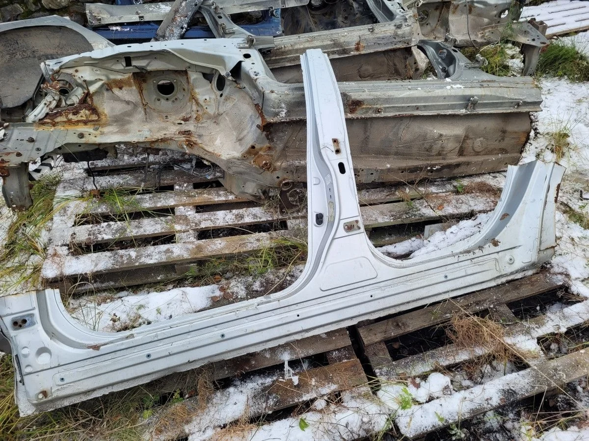 Порог левый со стойкой на Nissan Almera G15