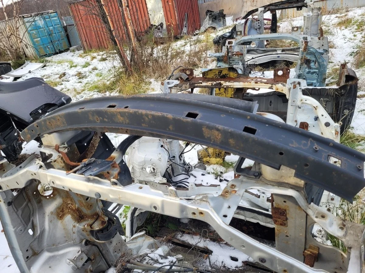 Усилитель переднего бампера на Mitsubishi Carisma