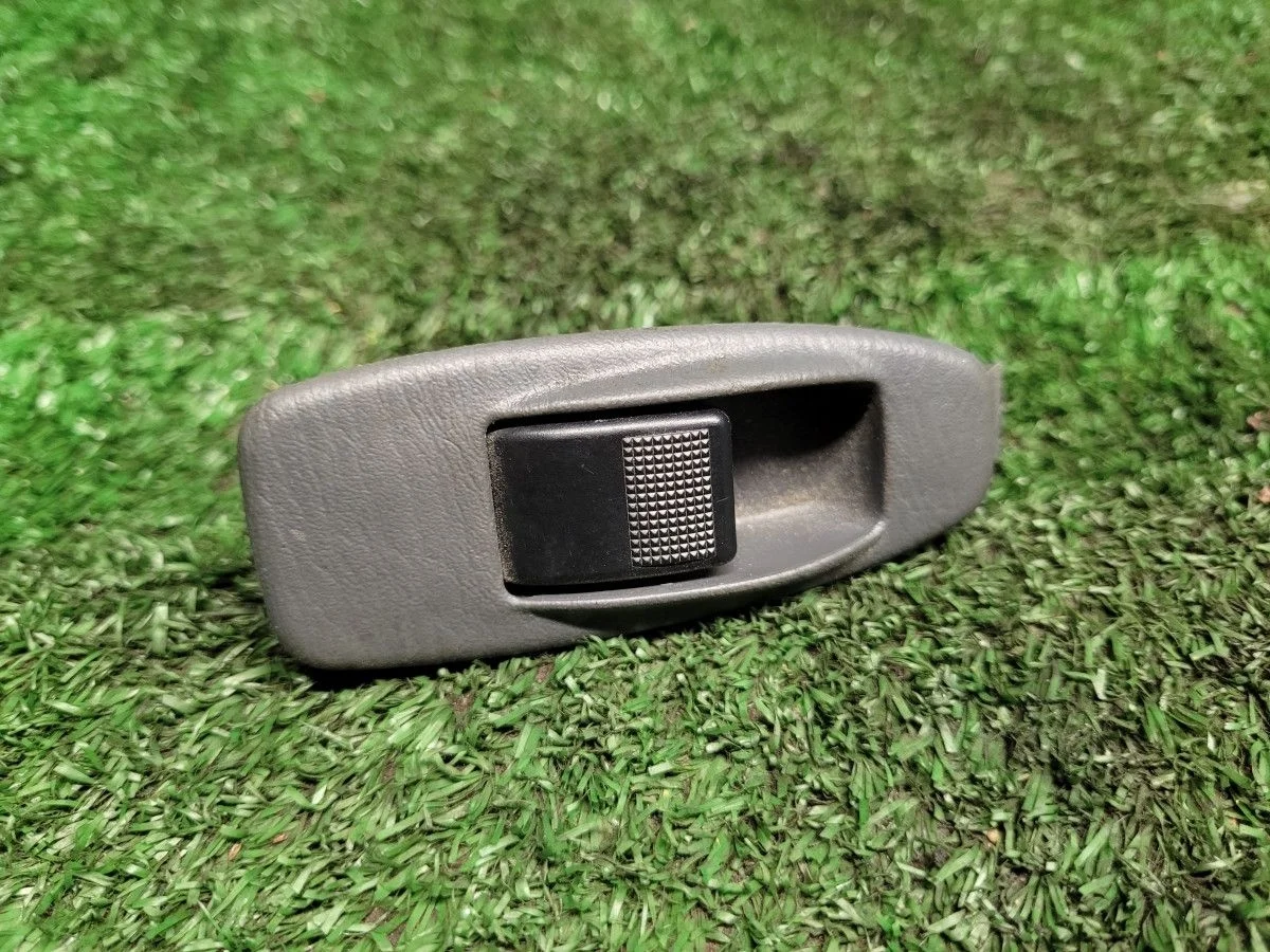 Кнопка стеклоподъёмника Mazda Premacy