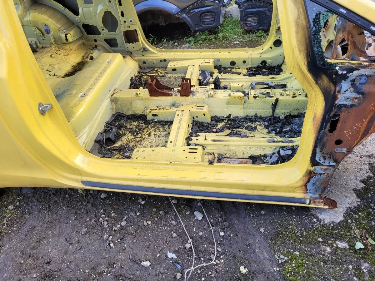 Порог правый на Astra J 2011 1.4 хэтч