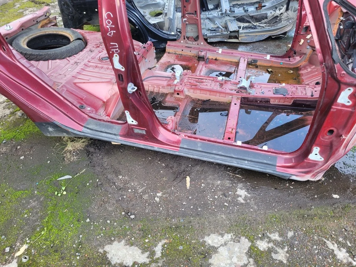 Порог правый+стойка на Mitsubishi Colt 2006 1.3