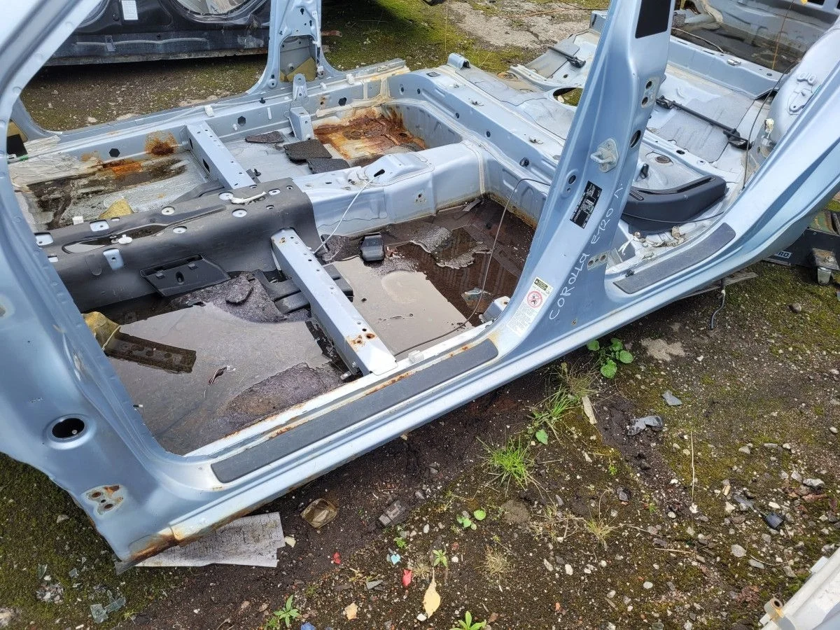 Порог левый+стойка на Corolla E120 1.4 2005 хэтч