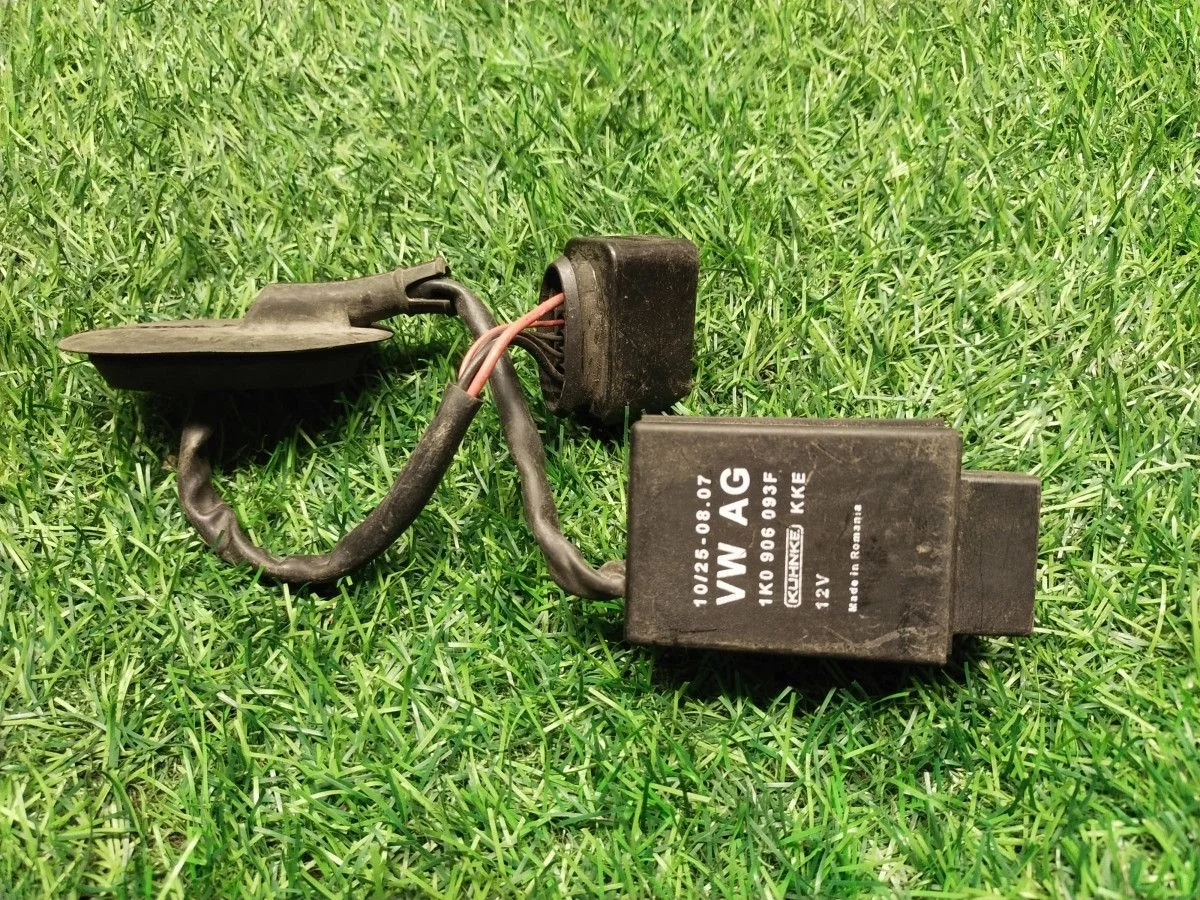 Блок управления бензонасосом Skoda Octavia A5