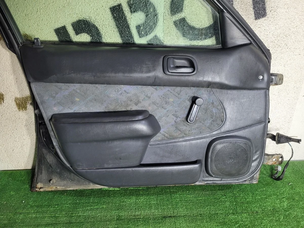 Обшивка двери передней левой на Carib E110