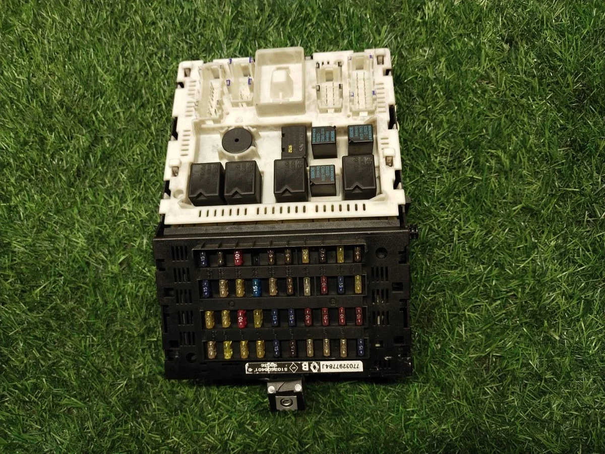 Блок предохранителей Renault Scenic (JA)