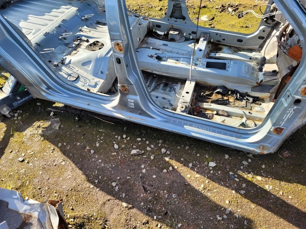 Порог правый со стойкой на Renault Sandero 1 2011