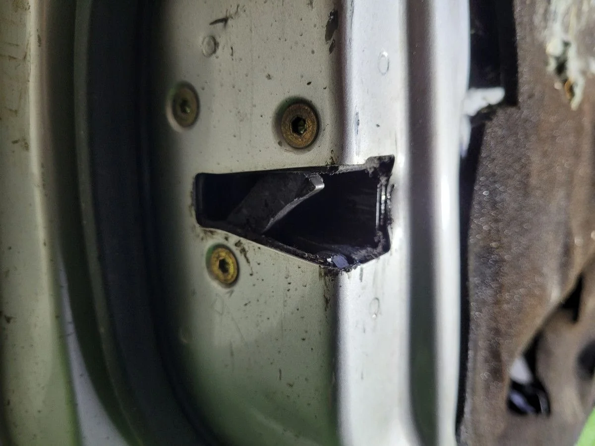 Замок двери передней левой на Mitsubishi Carisma