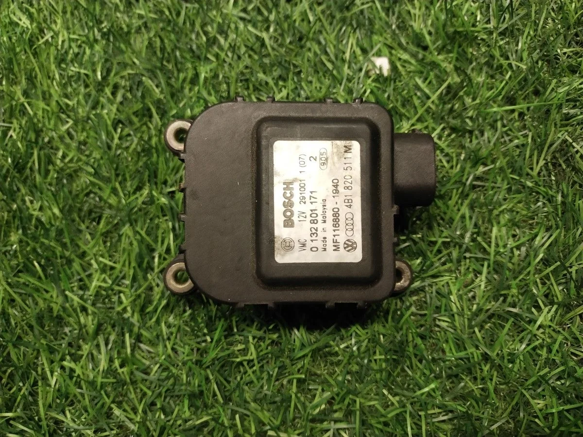 Моторчик заслонки отопителя печки Audi A6 allroad