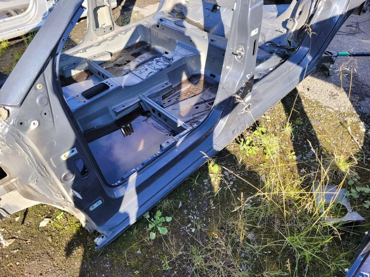 Порог левый со стойкой на VW Polo 5