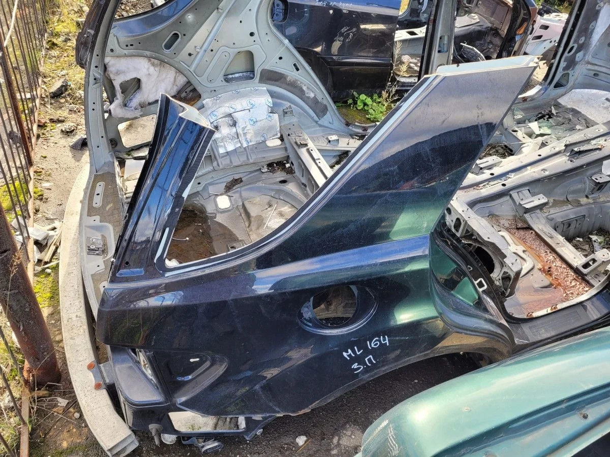 Крыло заднее правое на Mercedes ML W164