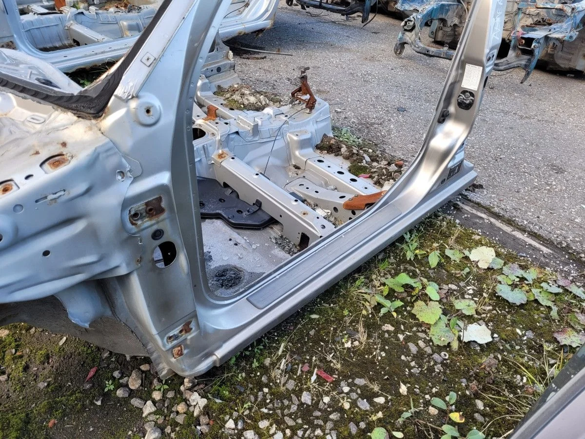 Порог левый со стойкой на Nissan Almera B10