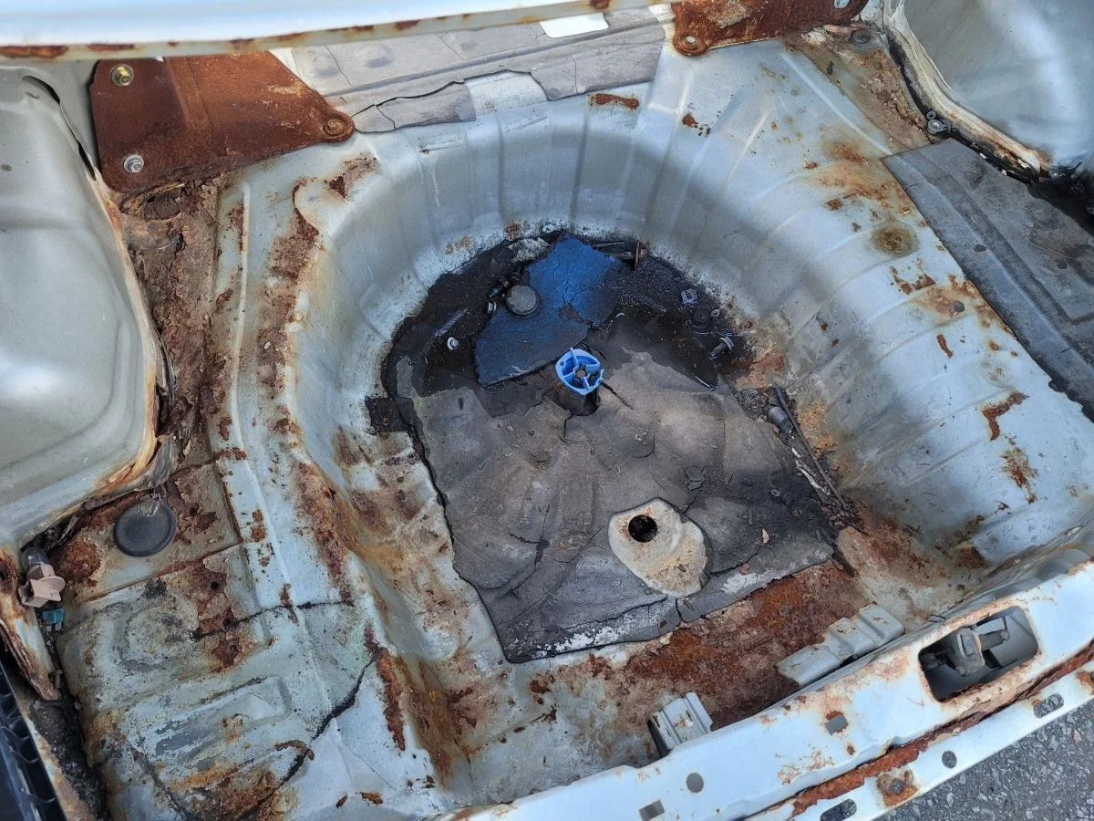 Ванна багажника на Nissan Almera N16