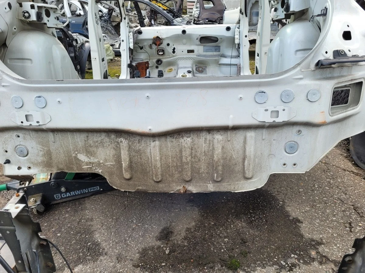 Панель задка на Peugeout 308