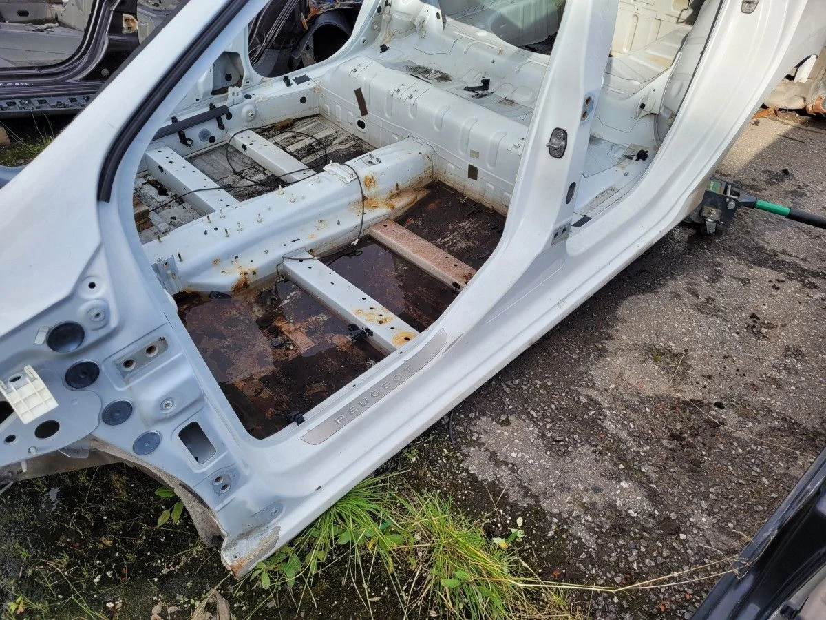 Порог левый со стойкой на Peugeot 308