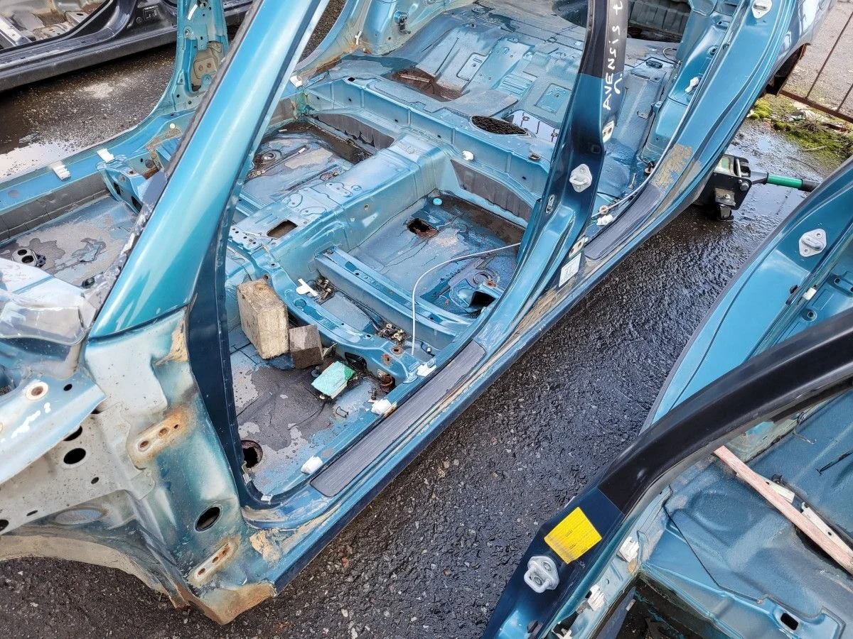 Порог левый на Toyota Avensis T220