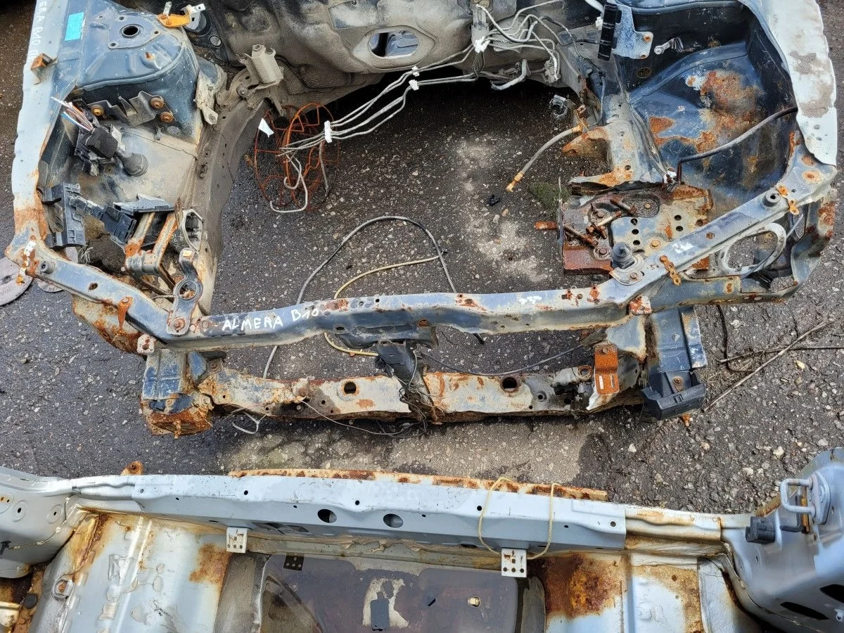 Рамка радиатора на Nissan Almera B10