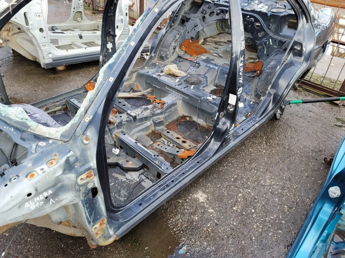 Порог левый со стойкой на Nissan Almera B10