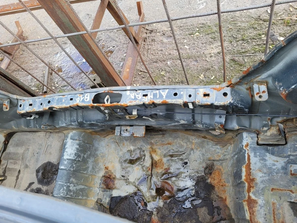 Панель задняя на Nissan Almera B10