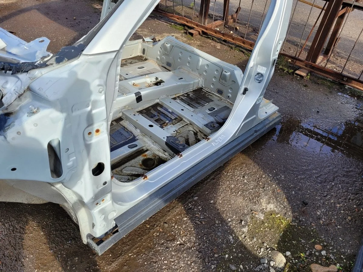 Порог левый со стойкой на Nissan Almera G15