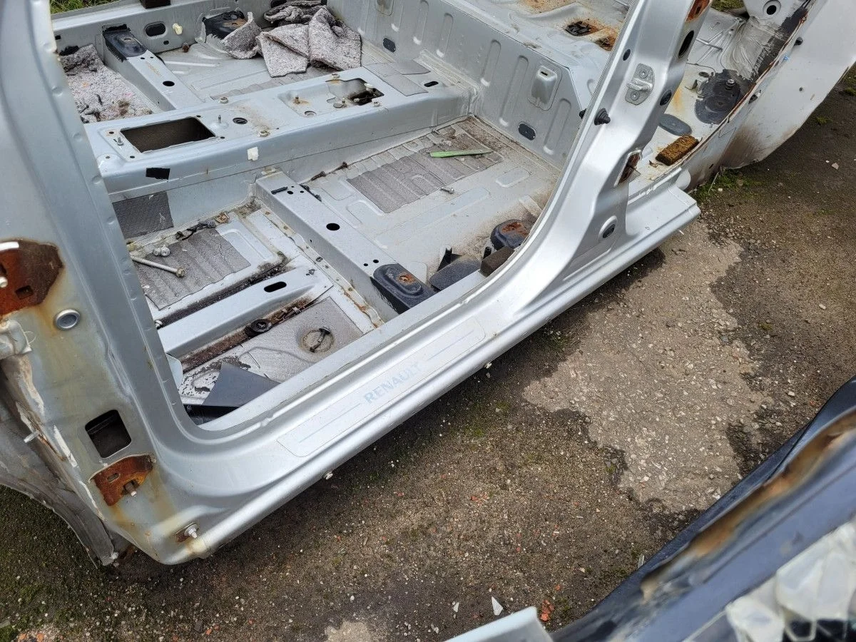 Порог левый на Renault Logan 2 Stepway