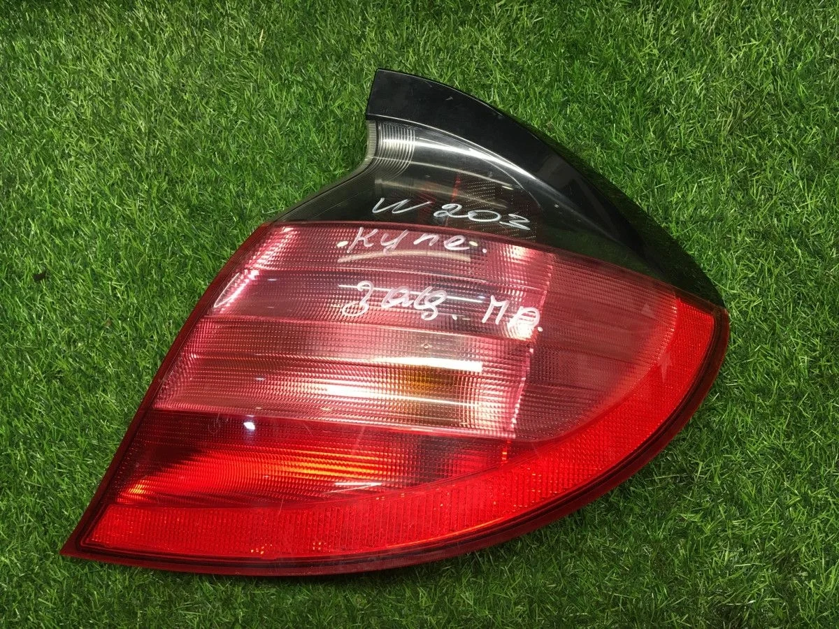 Задний фонарь правый Mercedes C класс (CL203) купе