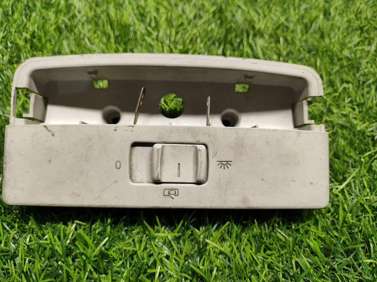 Плафон салона Volkswagen Polo