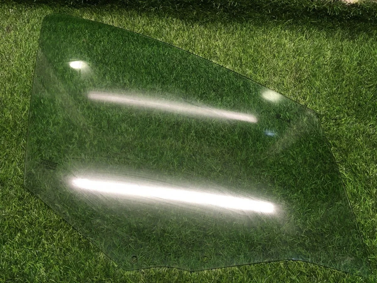 Стекло двери переднее правое Peugeot 308