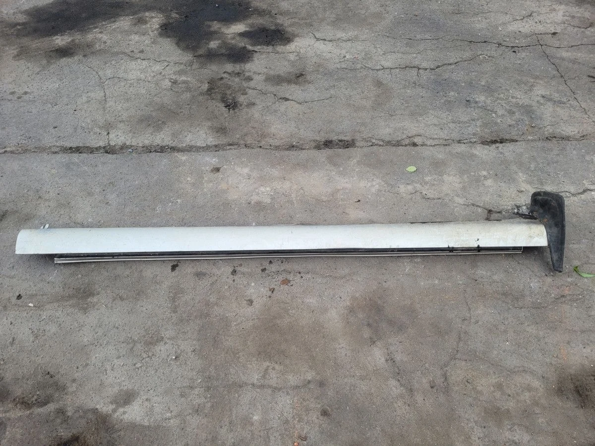 Накладка левого порога на Toyota Avensis 2