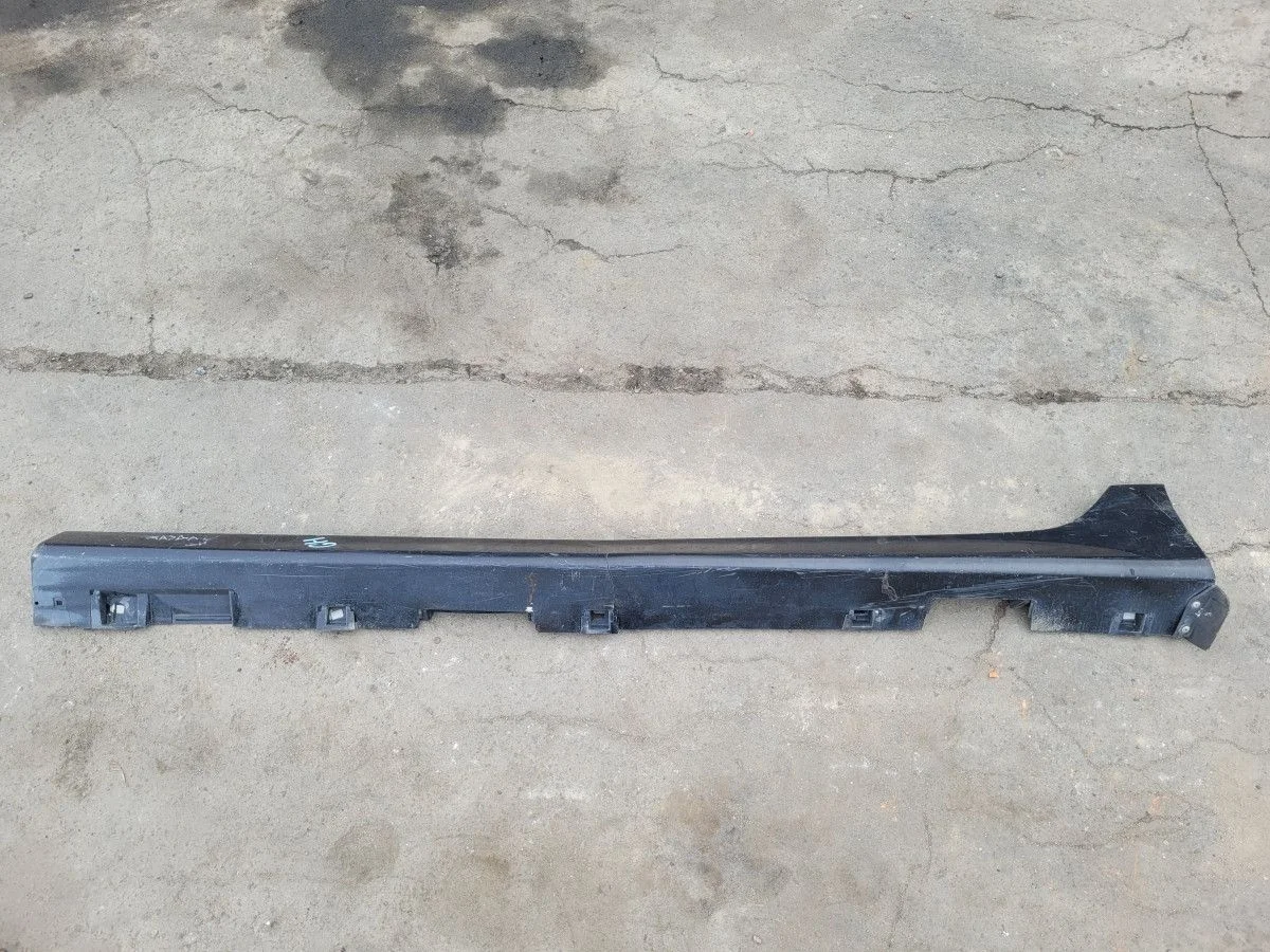 Накладка левого порога на Mazda 6GH