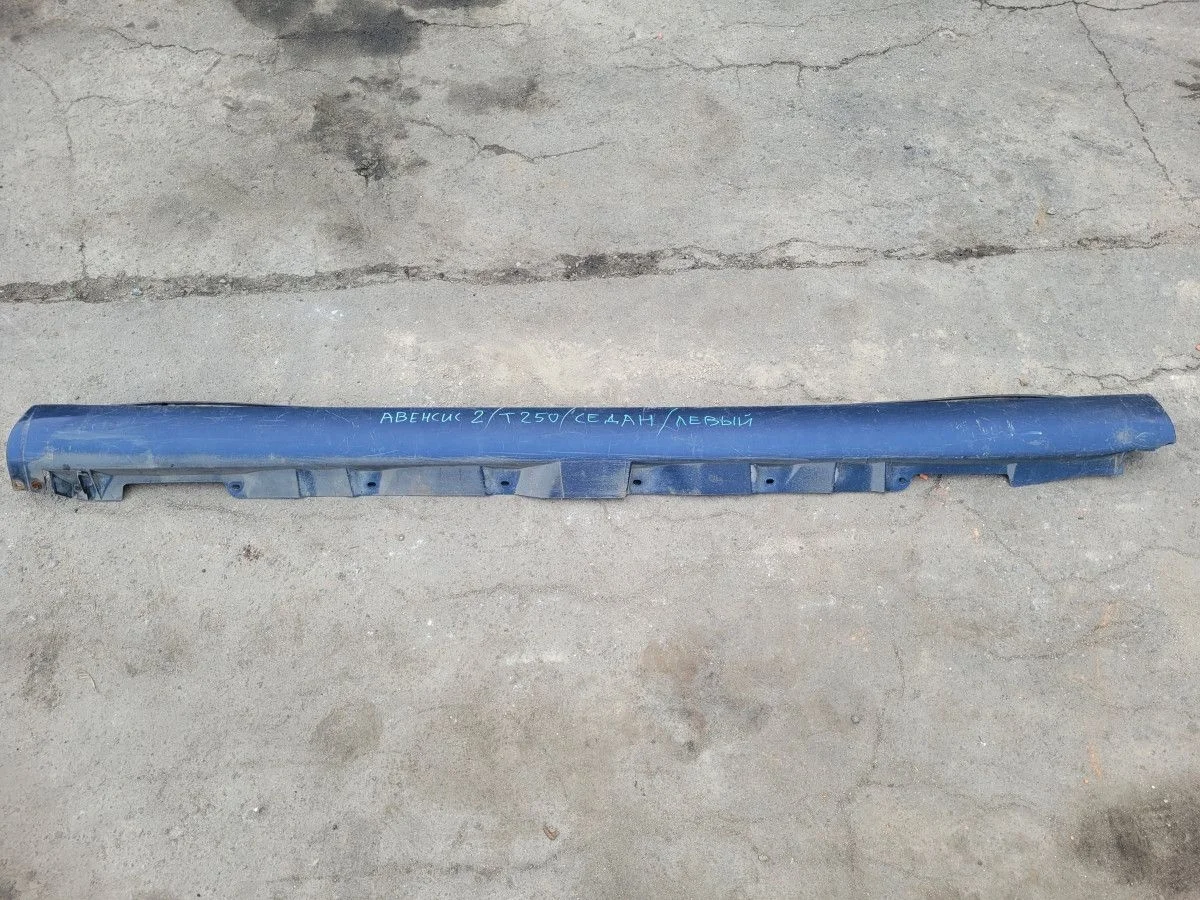 Накладка левого порога на Toyota Avensis 2