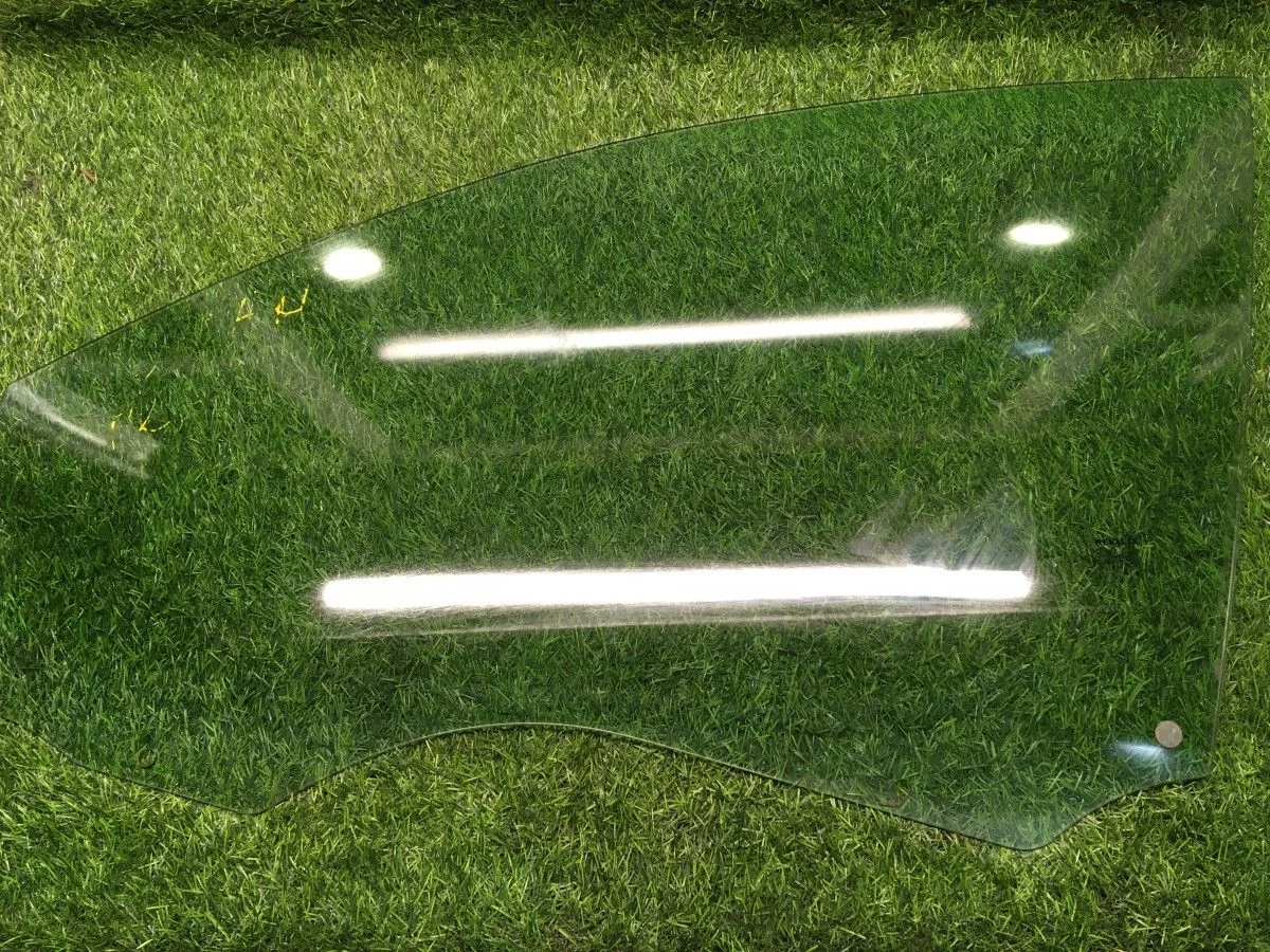 Стекло боковое двери Renault megane 2 Лев/перед