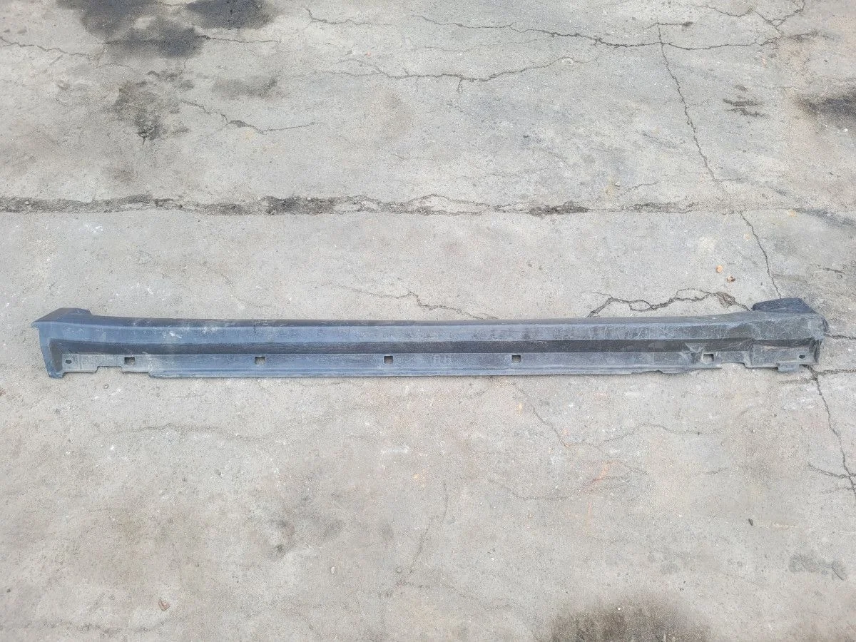 Накладка правого порога на Nissan Tiida C11