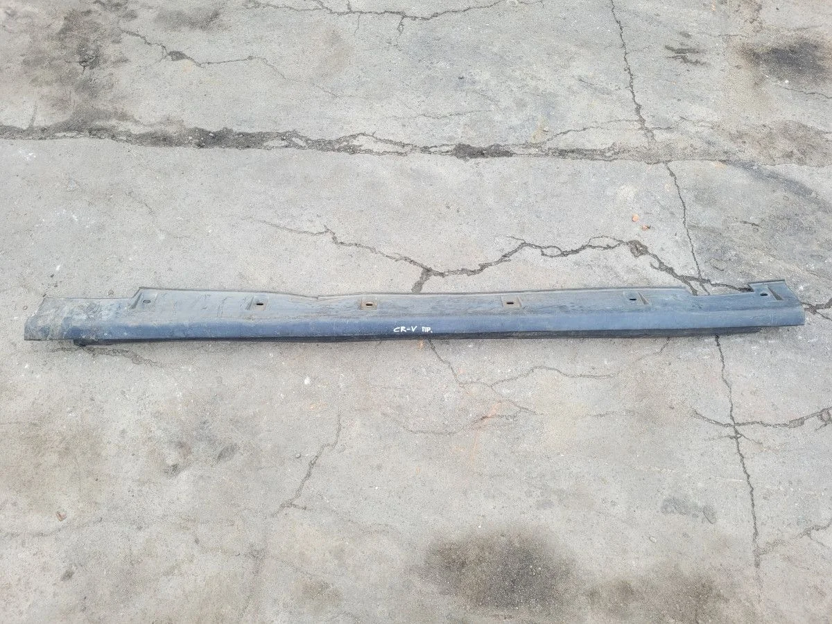 Накладка правого порога на Honda CR-V 2